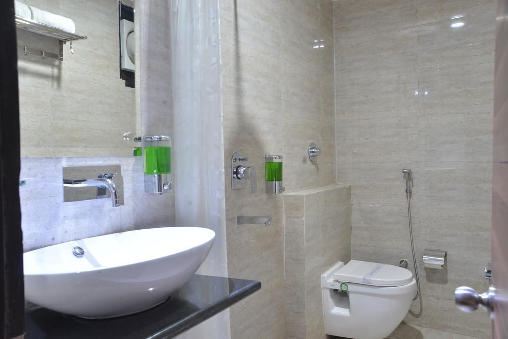 Geetika Galaxy Hotel Kanpur Exteriör bild