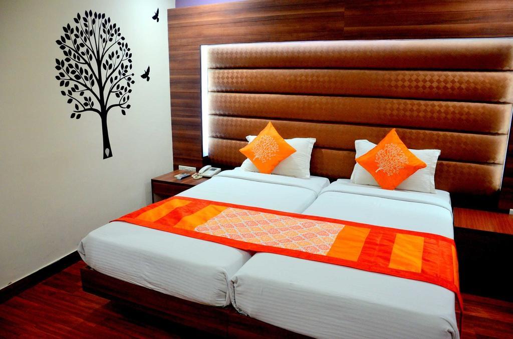Geetika Galaxy Hotel Kanpur Exteriör bild
