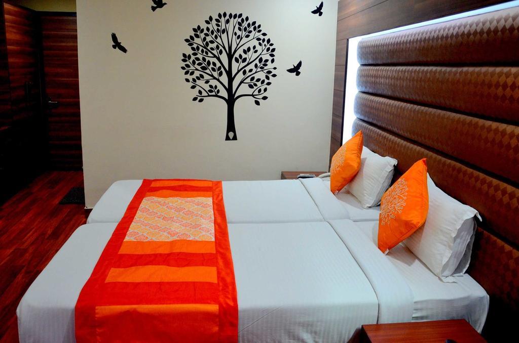 Geetika Galaxy Hotel Kanpur Exteriör bild