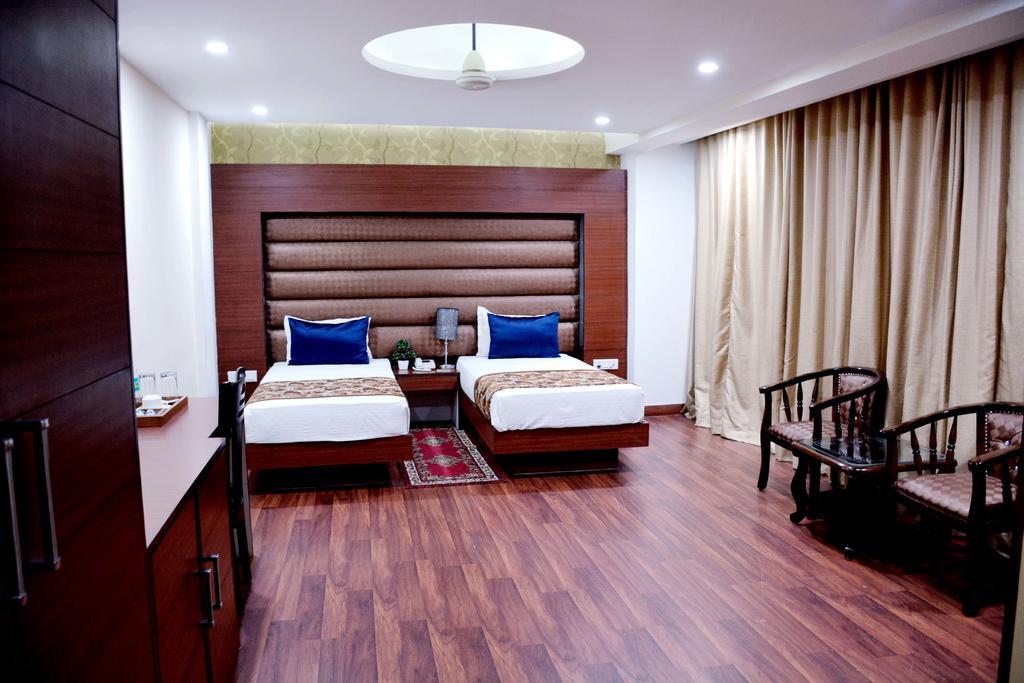 Geetika Galaxy Hotel Kanpur Exteriör bild