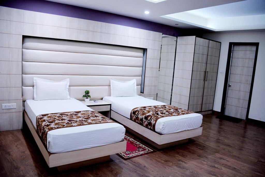Geetika Galaxy Hotel Kanpur Exteriör bild