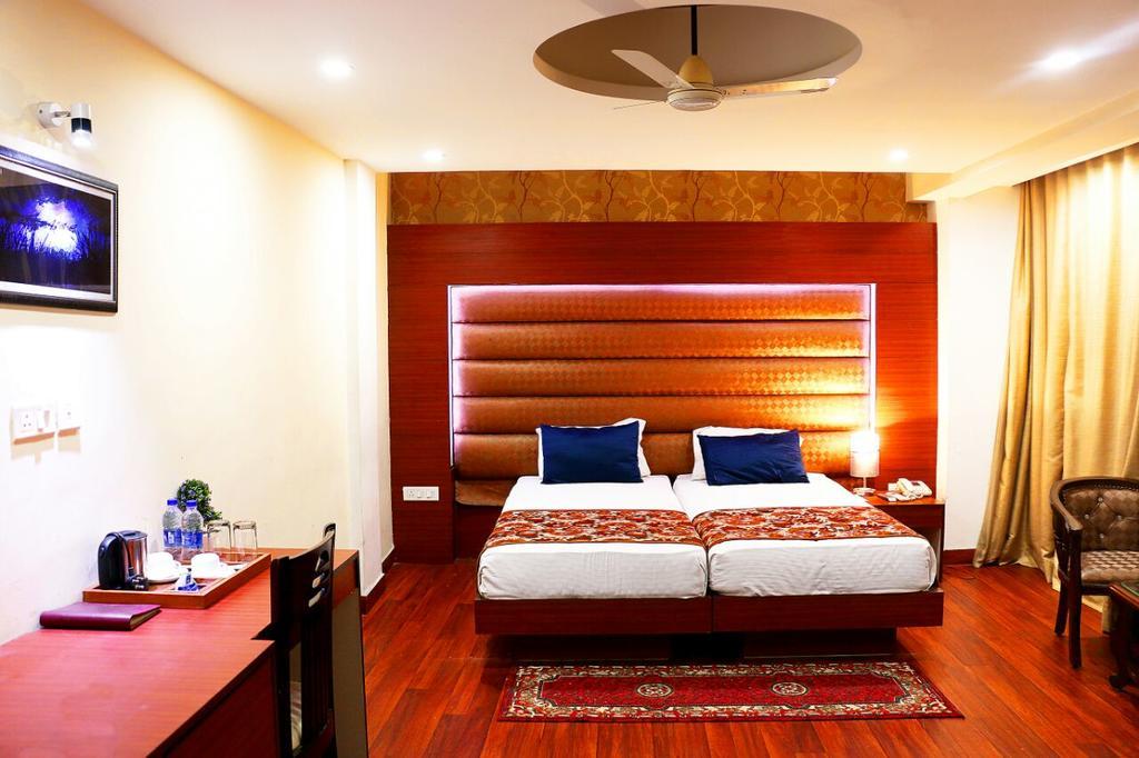 Geetika Galaxy Hotel Kanpur Exteriör bild
