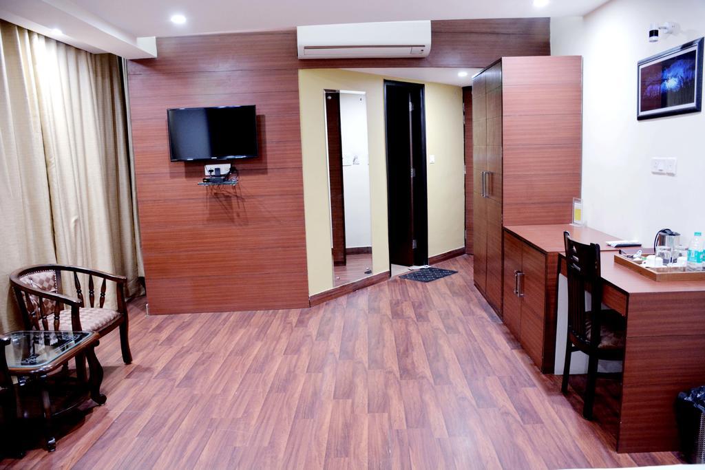 Geetika Galaxy Hotel Kanpur Exteriör bild